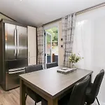 Feather Hill White Cross Bay, Skiptory Howe 38