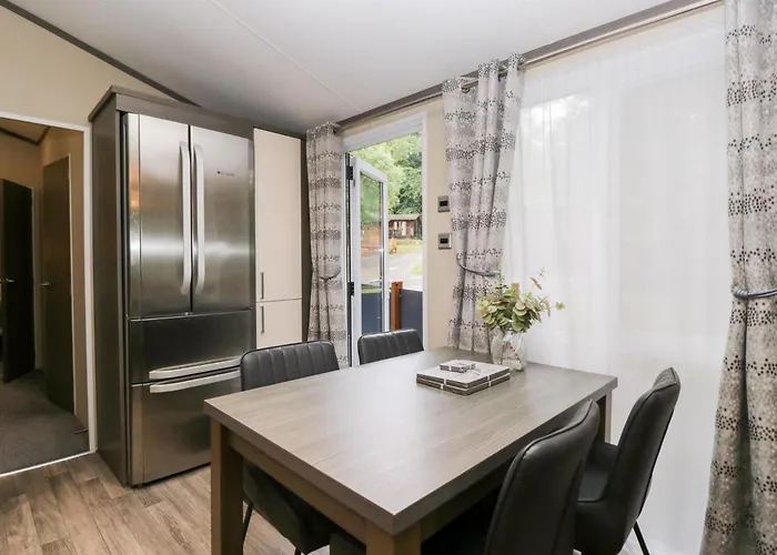 Feather Hill White Cross Bay, Skiptory Howe 38